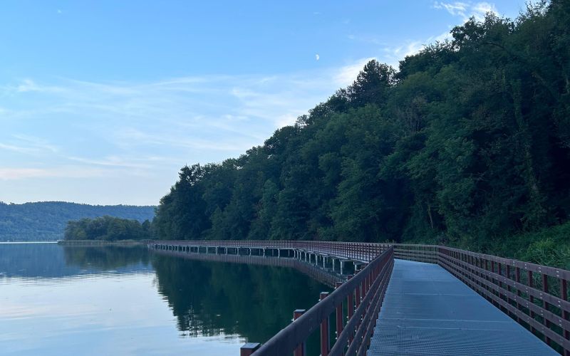 Ring bike path of Comabbio lake