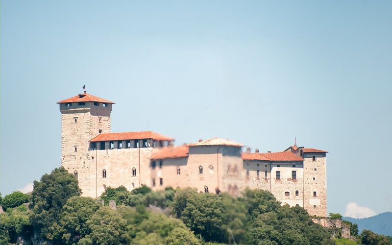 Rocca di Angera Il Castello, il Museo della Bambola e del Giocattolo, il Giardino Medievale