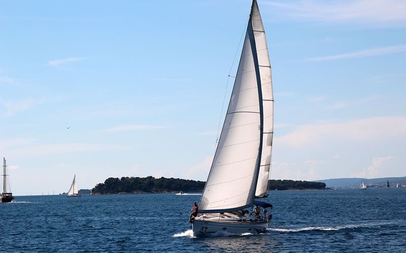 Barca a vela sul Lago Maggiore